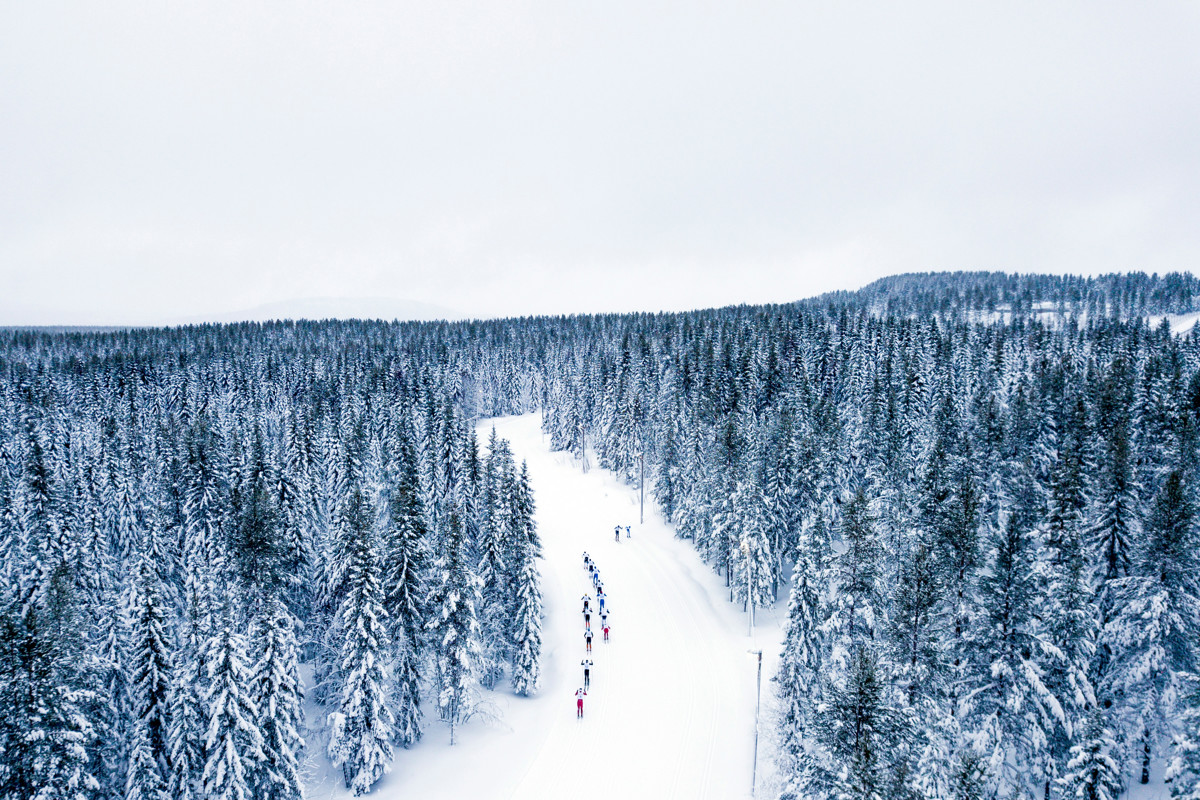 Flygfoto av längdskidåkare i Orsa Grönklitts spårsystem i officiell bild